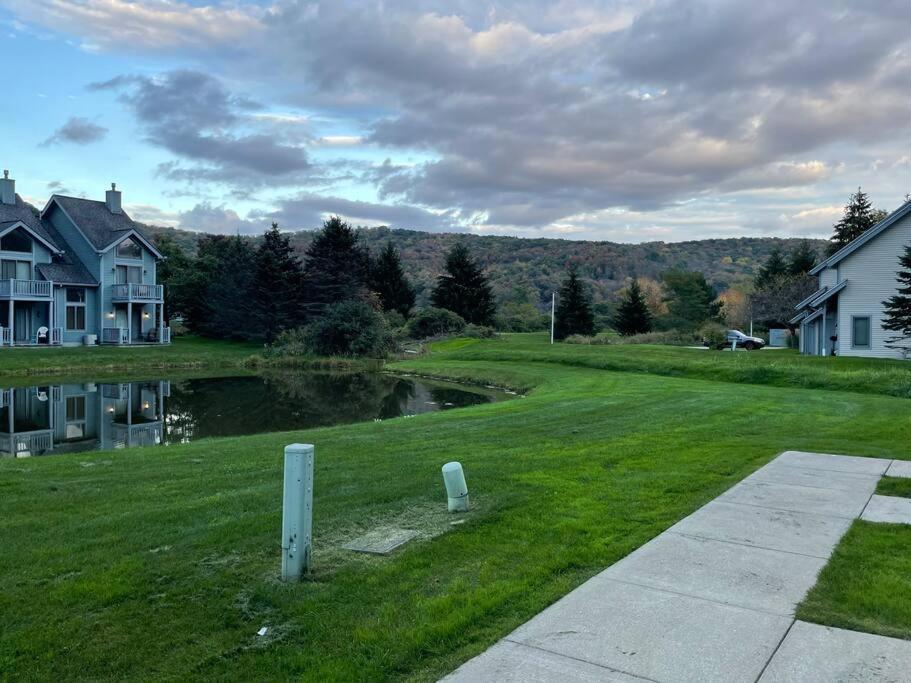 Skiing, Hiking, Village Of Eville Mtn Escape Ellicottville Bagian luar foto
